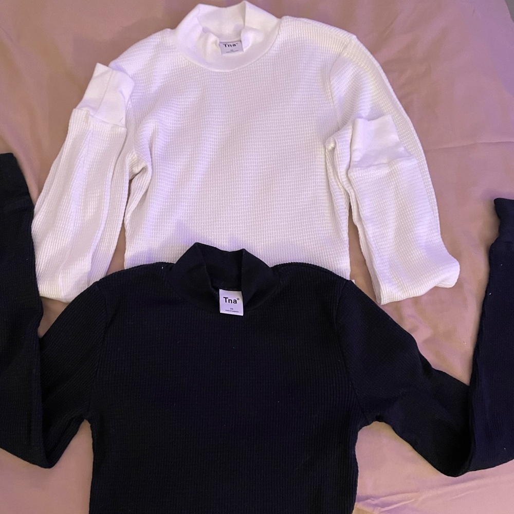 SET OF 2 ARITIZIA TNA THERMAL WAFFLE TURTLE NECK MID LENGTH SHIRTS - XS